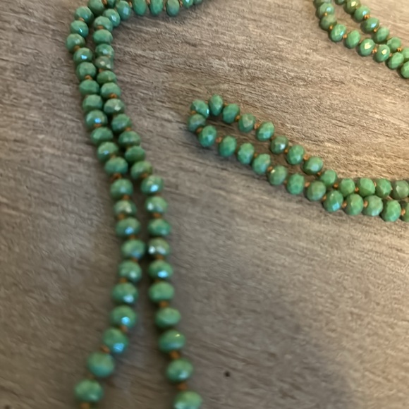 Handcrafted and handknotted ocean green 36 inch necklace with silver conch shell - Picture 2 of 3